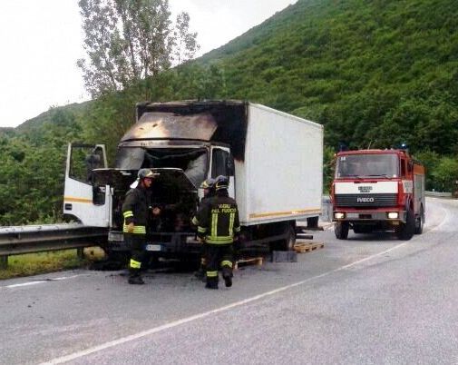 Roccaraso, momenti di panico. Autocarro s'incendia in corsa sulla SS 17