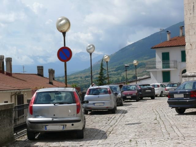 Castel di Sangro, "La Civita" protesta: perchè non si rispetta il divieto di sosta?