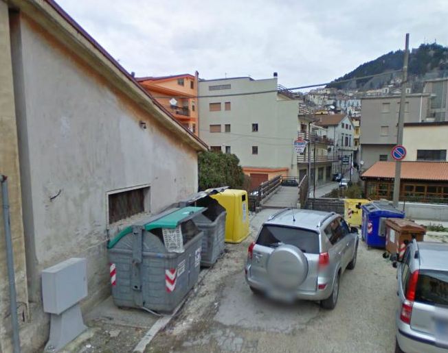 Manette per il piromane della notte: incendia i cassonetti dell'imondizia a via D'Aquino