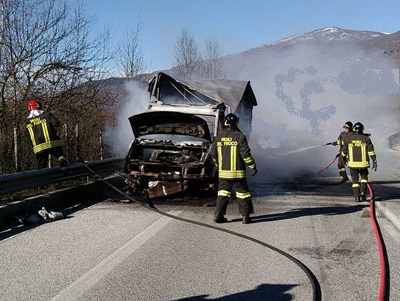 Rischia di morire per l'autocombustione del furgone. Provvidenziale l'intervento dei Vigili del Fuoco