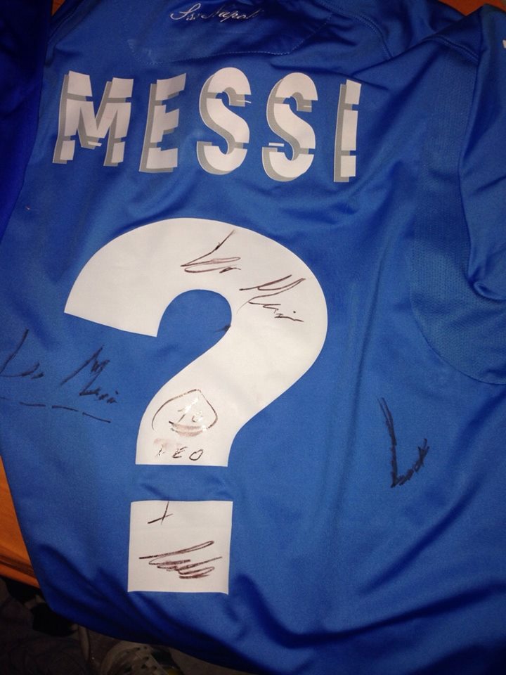 'Falco' acchiappa Messi a Barcellona e si fa autografare 2 maglie: Il ricavato ai bambini affetti da cancro