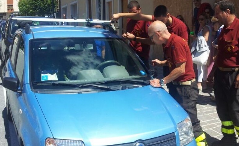 Vigili del Fuoco salvano la vita a due cani rimasti chiusi in automobile