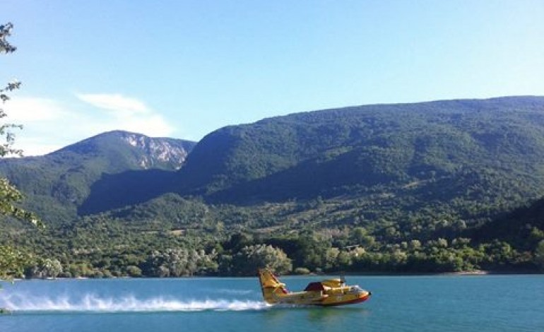 Canadair in azione sul lago di Barrea per incendio a Fornelli