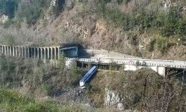 Rionero Sannitico, Tir sfonda il guard rail e finisce in fondo alla scarpata