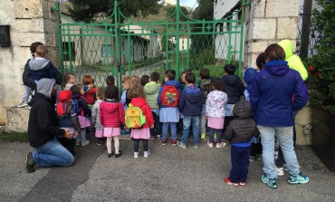 Pescasseroli, scuola materna inagibile: sit-in delle mamme: dov'è la politica?