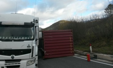 Castel di Sangro, autotreno si ribalta sulla SS 17: traffico paralizzato