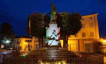 Coronavirus, Il monumento ai Caduti si illumina del Tricolore ad Agnone