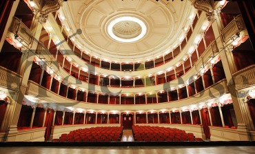 Teatro Maria Caniglia di Sulmona: "Prossima Fermata Teatro", Navetta Gratuita per la Stagione di Prosa 2024/2025