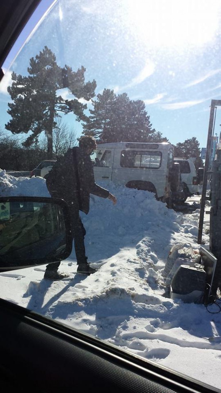 Fotonotizia – Immortalati mentre scaricano i rifiuti in strada a Castel di Sangro