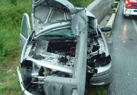 Roccaraso, sbanda con l'auto e impatta contro il Guard Rail: salva per miracolo