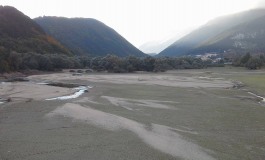 Il lago di Barrea ridotto a una pozza d'acqua