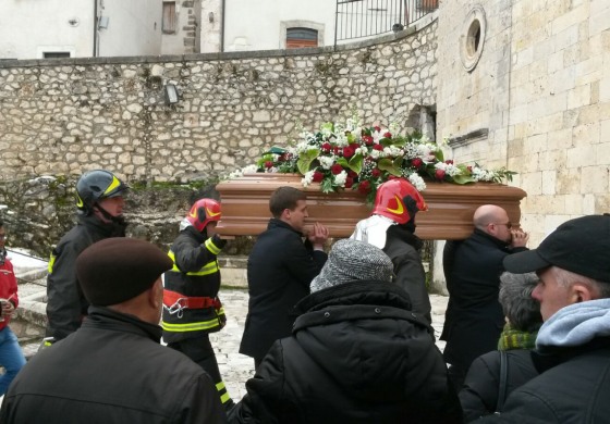 Ortona in lacrime per l'ultimo saluto al Vigile del Fuoco Mario Albanese