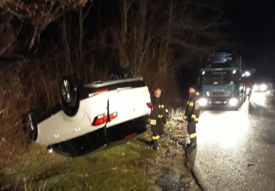 Automobile cade dall'autoarticolato che la trasportava, incidente su una strada di Castel di Sangro