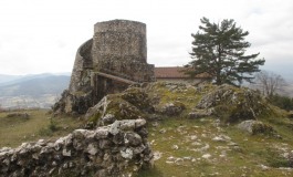 Il castello dei misteri: lumini da cimitero e tracce sospette. E' la stanza dei riti?