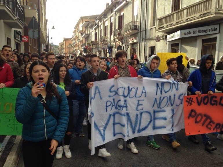 Studenti in corteo a Castel di Sangro contro la riforma della “Buona Scuola”