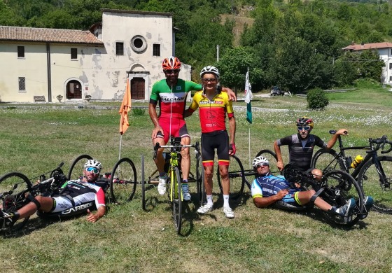 Ciclismo, l'ex campione del mondo Carlo Calcagni si allena sulle strade dell'Alto Sangro