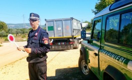 Abbandono rifiuti speciali in una scarpata: quattro denunciati dai Carabinieri Forestali