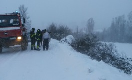 Strada ghiacciata: auto finisce nella scarpata, Vigili del Fuoco entrano in azione