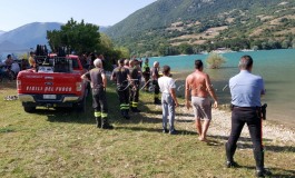 Tragedia al lago di Barrea, salva due bambini e scompare nel lago