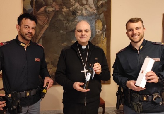 Sulmona: consegnato a Mons. Fusco l'olio del giardino della memoria di Capaci