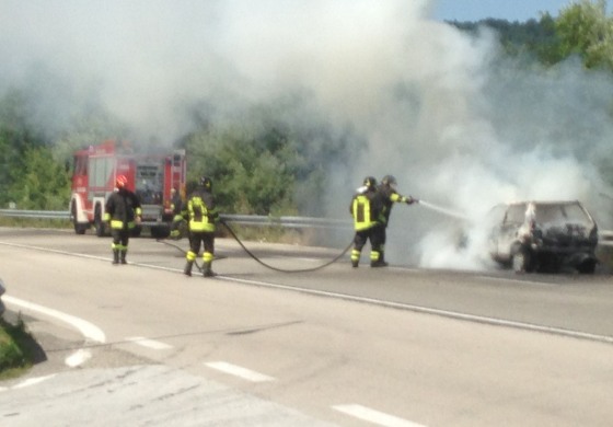 Esclusivo - San Pietro Avellana, automobile prende fuoco sulla ss 652: la tragedia è a un passo