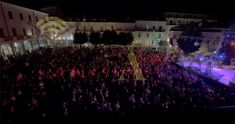 Un Tuffo negli Anni ’80 a Castel di Sangro: Magia e Nostalgia nella Piazza Plebiscito