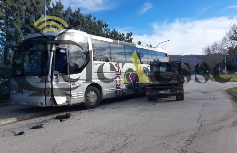 Autobus con studenti di Castel di Sangro coinvolto in incidente: nessun ferito grave