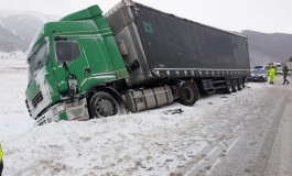 Piano delle Cinquemiglia, autoarticolato scivola sul ghiaccio: traffico in tilt