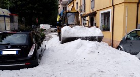 Bomba d'acqua a Castel di Sangro: lo Spazzaneve del Comune entra in azione per la grandine