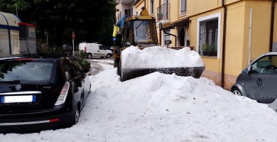 Bomba d'acqua a Castel di Sangro: lo Spazzaneve del Comune entra in azione per la grandine