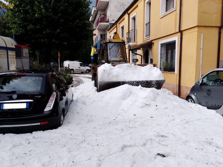 Bomba d’acqua a Castel di Sangro: lo Spazzaneve del Comune entra in azione per la grandine