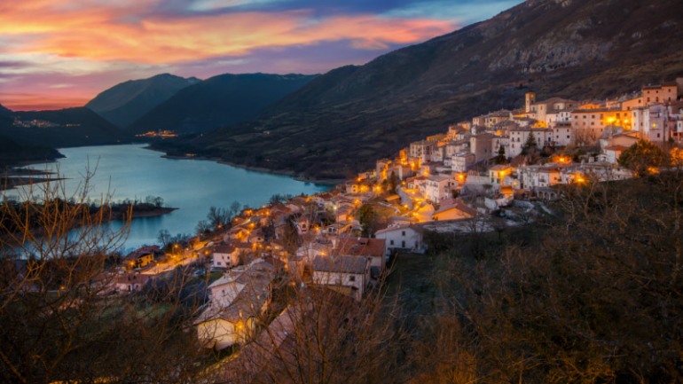 Un Ponte sul Lago: Festività, Natura e Tradizione nel Cuore del Parco Nazionale d’Abruzzo