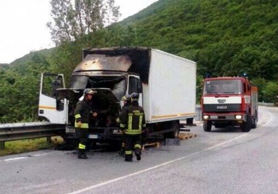 Roccaraso, momenti di panico. Autocarro s'incendia in corsa sulla SS 17