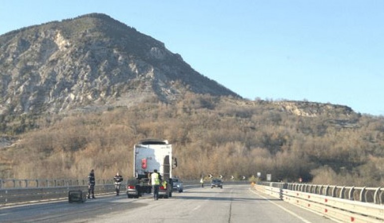 Sfiorata tragedia sulla SS 652, camion perde in corsa il serbatotio