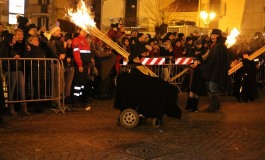 Il Natale di Agnone splende con le fiamme della Ndocciata, reporter europei tra le migliaia di presenze