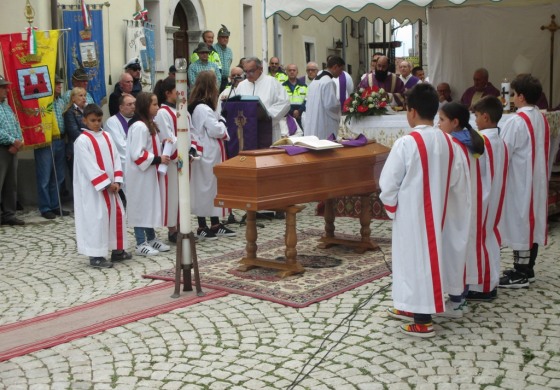 I fedeli di Don Renato gremiscono la piazza di Roccacinquemiglia per l'ultimo saluto