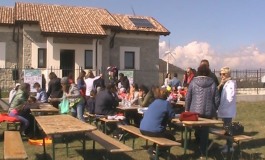 Il cielo di Capracotta colorato dagli aquiloni ed i parapendii alla festa del vento