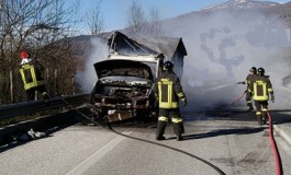 Rischia di morire per l'autocombustione del furgone. Provvidenziale l'intervento dei Vigili del Fuoco