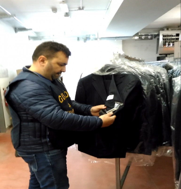 Isernia, articoli di abbigliamento contraffatti: maxi sequestro della Guardia di Finanza