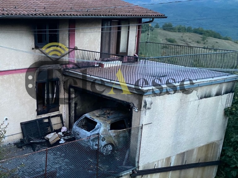 Incendio ad Ateleta: Auto prende fuoco in garage, fumo nero visibile in tutta la zona