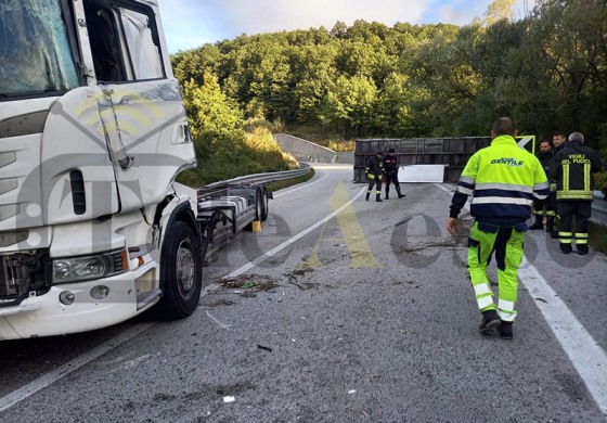 Incidente Tir a Castel di Sangro: perde il controllo del mezzo, container rilasciato sulla SS17