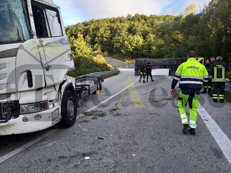 Incidente Tir a Castel di Sangro: perde il controllo del mezzo, container rilasciato sulla SS17