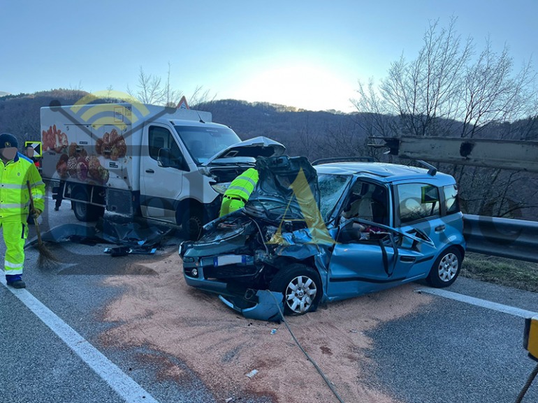 Gravissimo incidente sulla SS17 alle porte di Rocca Pia: feriti trasportati in ospedale