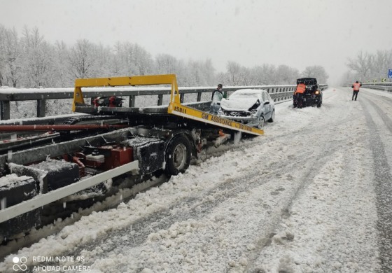 Perde il controllo dell'auto a causa della neve, illeso il conducente