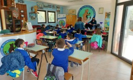 Scuola primaria Castel di Sangro, i bambini studiano in riva al laghetto della Pescasportivi Sangro