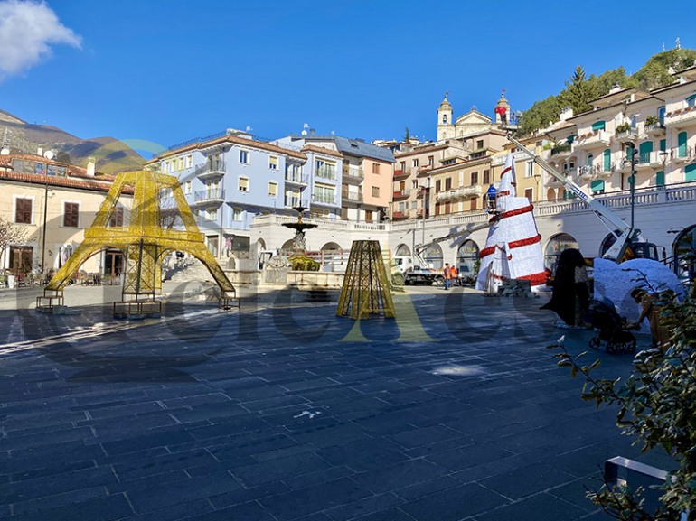 Luminarie a Castel di Sangro per il Natale: Attesa per il Bosco Incantato e l’Effetto Eiffel