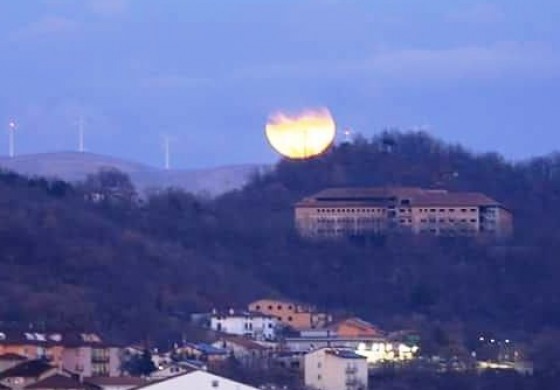 Telescopi e reflex in mano: domani c'è l'eclissi lunare