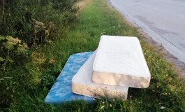 Capracotta, materassi abbandonati sulla strada: l’ira di Paglione