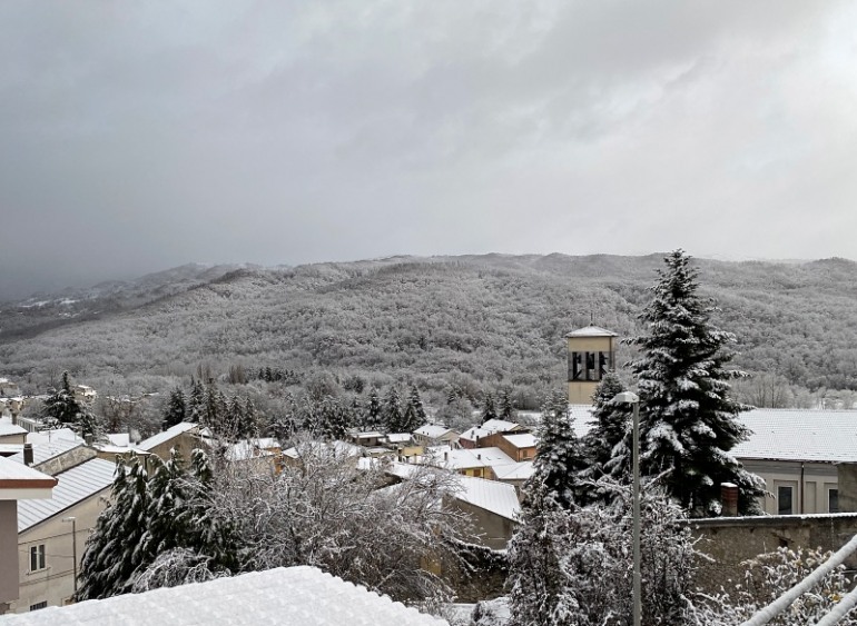 Neve in Alto Sangro: il paesaggio si tinge di bianco, primo assaggio d’inverno