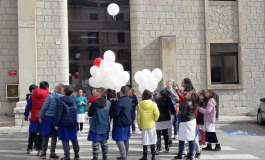 Agnone, palloncini bianchi in cielo: l'omaggio degli scolari delle primarie agli angeli di San Giuliano